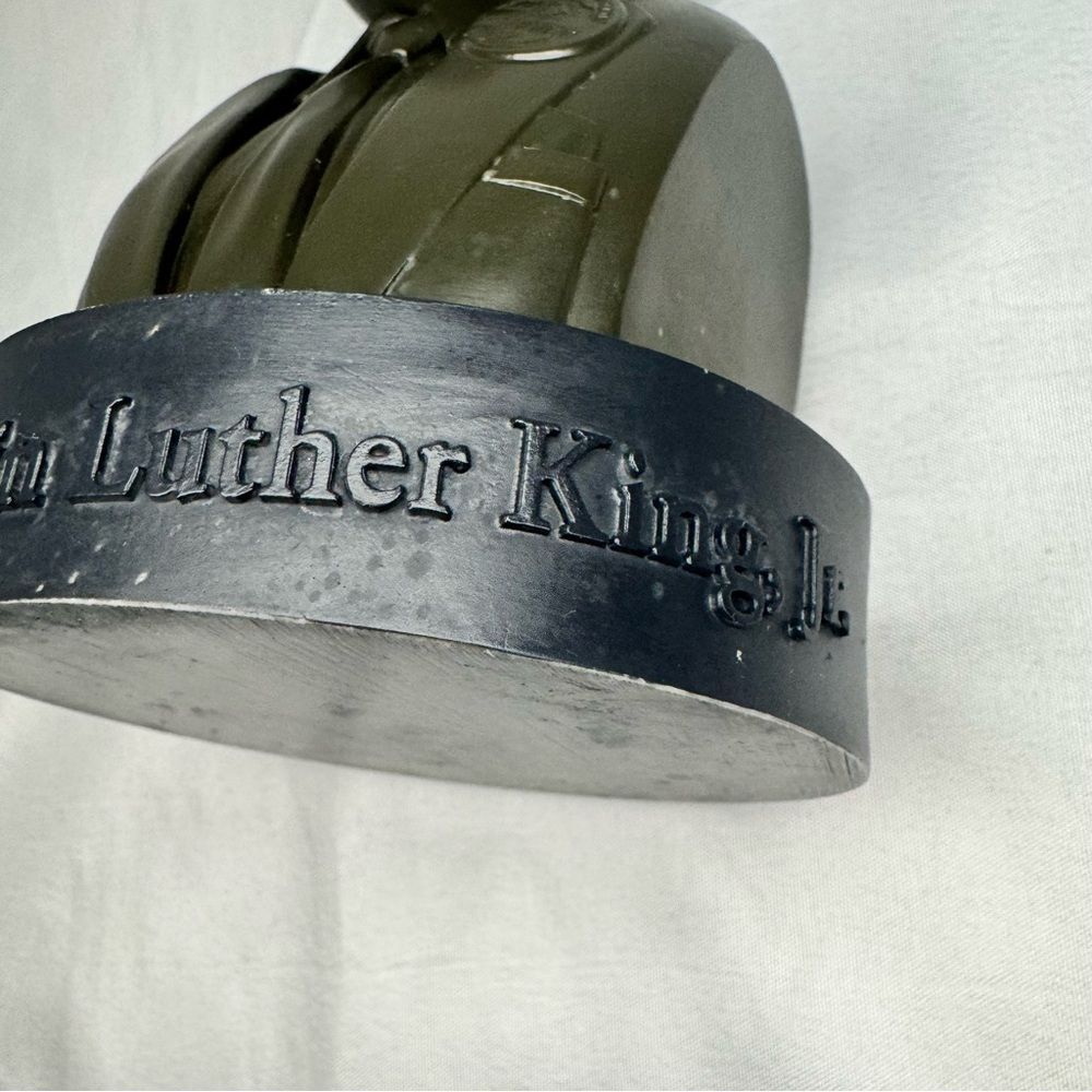 Rev Dr Martin Luther King Jr Resin Bust - Picture 8 of 9